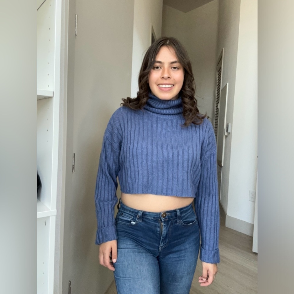 Forever 21 cropped turtleneck sweater - Medium